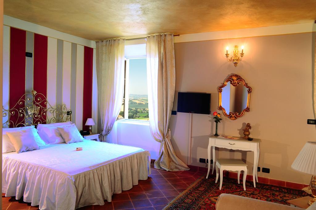 La Foresteria Del Castello - Wellness Hotel In Dimora Storica CastellʼAlfero Стая снимка