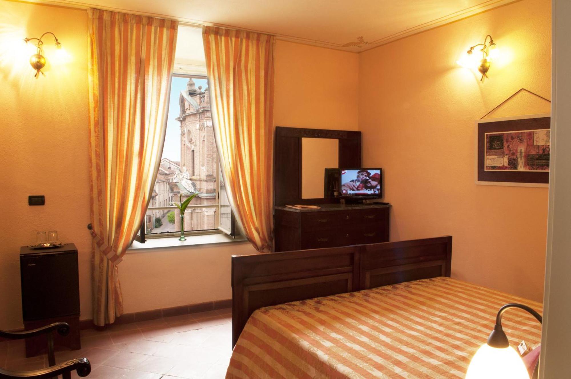 La Foresteria Del Castello - Wellness Hotel In Dimora Storica CastellʼAlfero Стая снимка