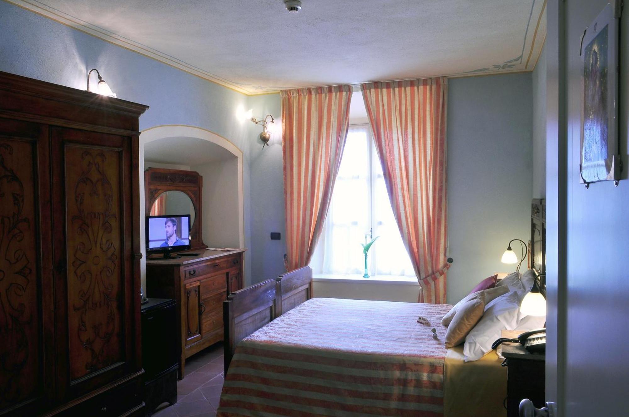 La Foresteria Del Castello - Wellness Hotel In Dimora Storica CastellʼAlfero Стая снимка