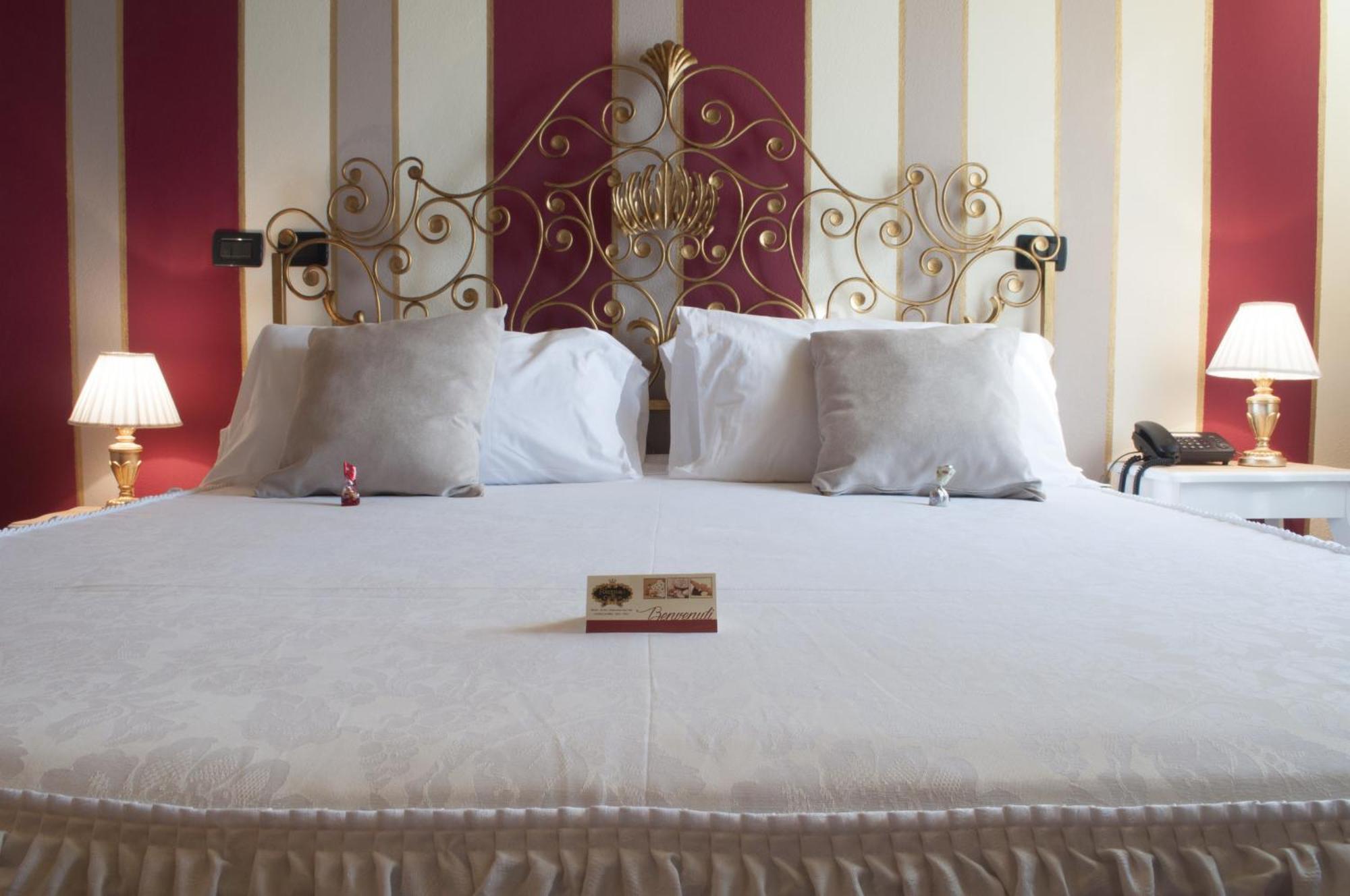 La Foresteria Del Castello - Wellness Hotel In Dimora Storica CastellʼAlfero Стая снимка