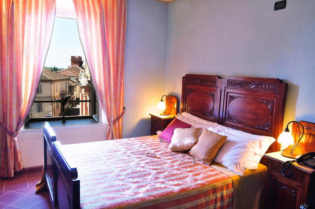 La Foresteria Del Castello - Wellness Hotel In Dimora Storica CastellʼAlfero Стая снимка