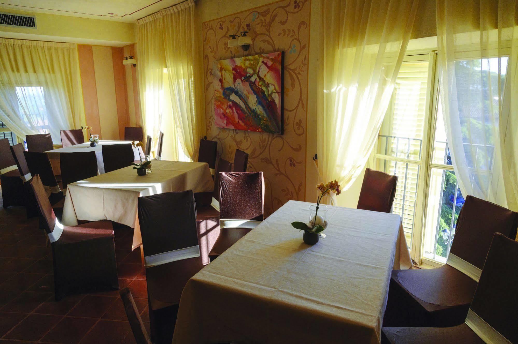 La Foresteria Del Castello - Wellness Hotel In Dimora Storica CastellʼAlfero Екстериор снимка