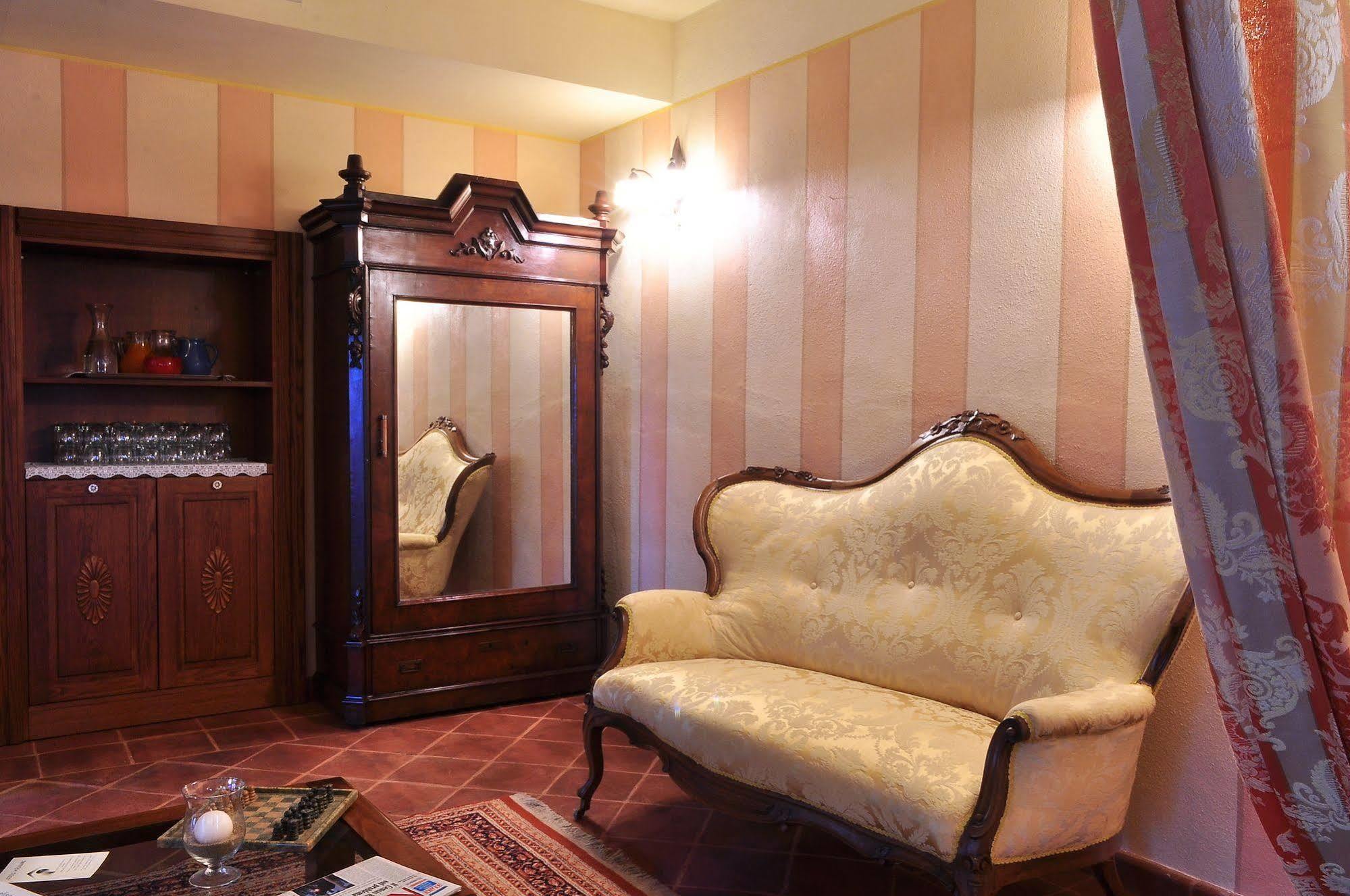 La Foresteria Del Castello - Wellness Hotel In Dimora Storica CastellʼAlfero Екстериор снимка
